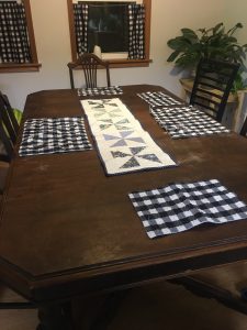 Easy Pinwheel Table Topper Quilt Tutorial